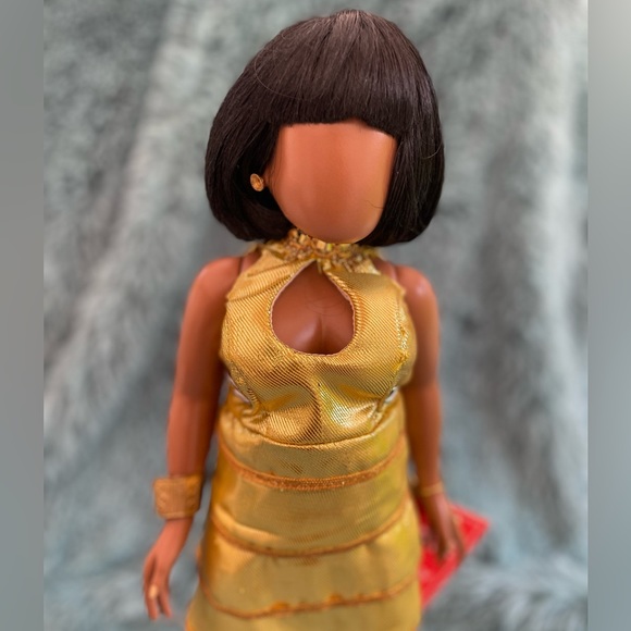 Sass n Class ANNIE LEE “Glamorous in Gold” 17.5” Doll - Picture 6 of 6